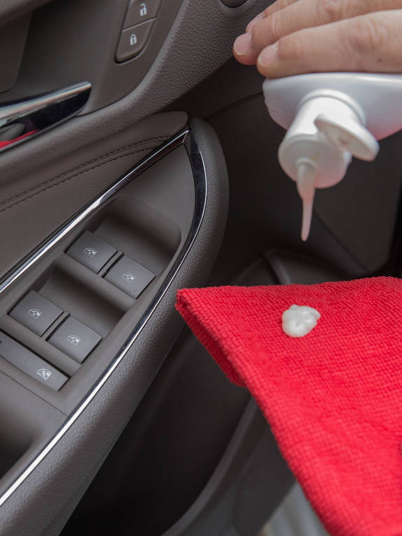 Limpeza de Painel e Superfícies: Diga Adeus à Gordura e Marcas - inspiração 1