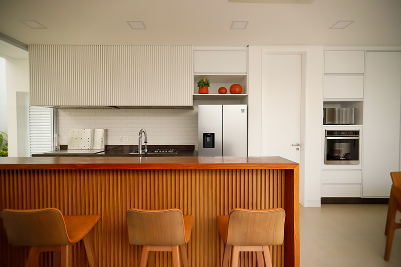 Bancadas em madeira maciça: o charme rústico que nunca sai de moda - inspiração 1