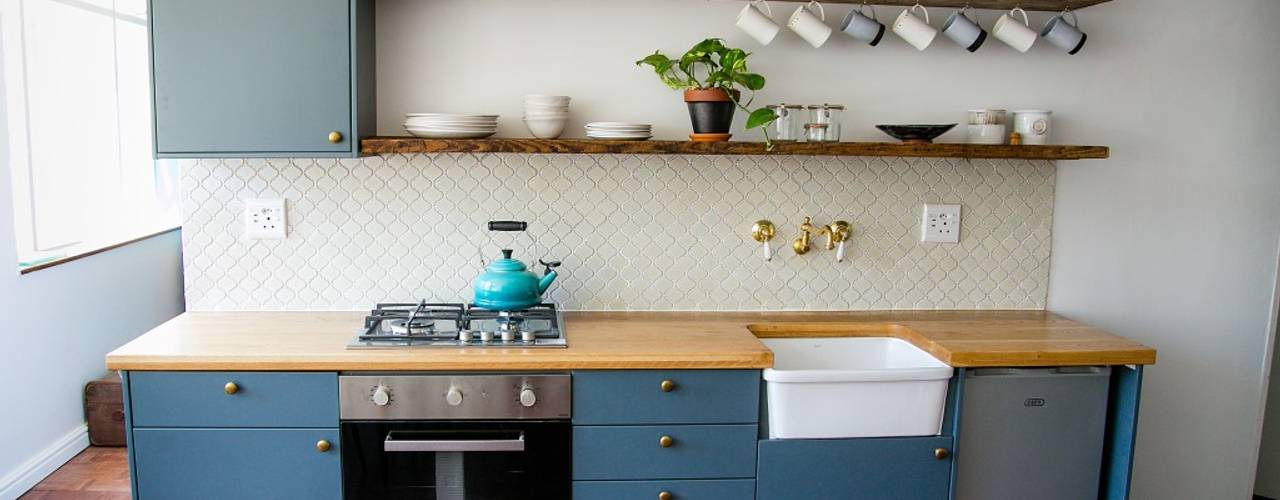 O contraste perfeito: bancadas de madeira com armários coloridos - inspiração 2