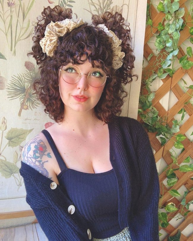 Cetim nos Cabelos: Por Que Toucas e Fronhas São Indispensáveis para Cacheadas