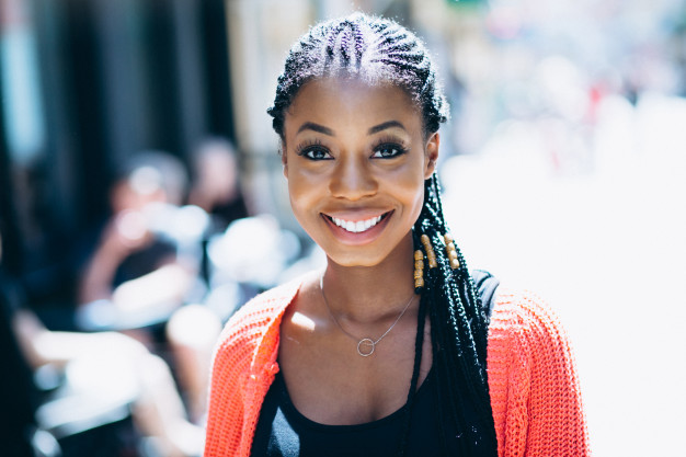 Penteados Rápidos e Estilosos para Cabelos Cacheados com Acessórios Simples