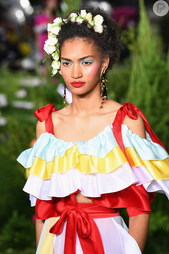 Cetim nos Cabelos: Por Que Toucas e Fronhas São Indispensáveis para Cacheadas