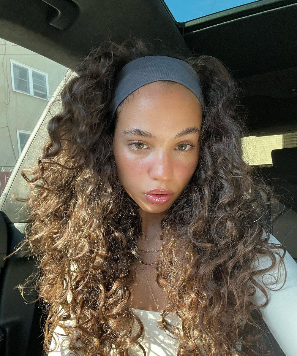 Penteados Rápidos e Estilosos para Cabelos Cacheados com Acessórios Simples