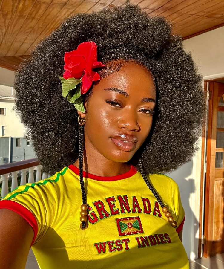 Cetim nos Cabelos: Por Que Toucas e Fronhas São Indispensáveis para Cacheadas