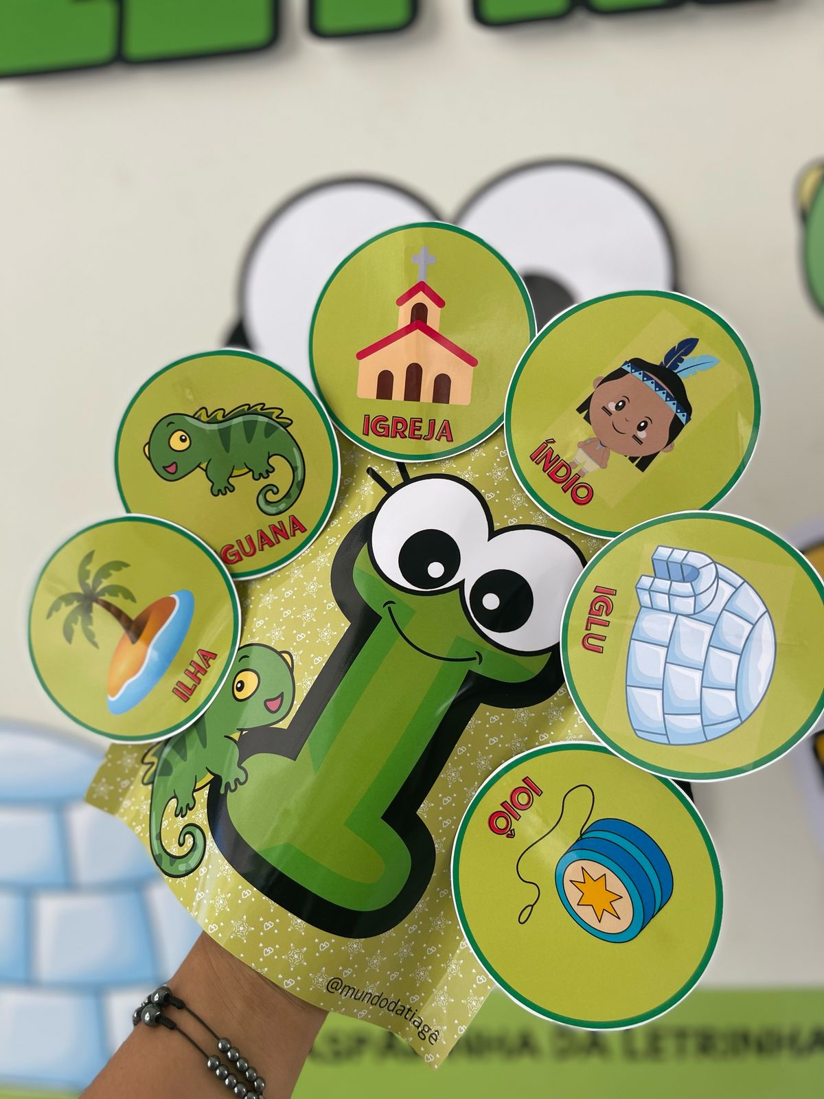 colar letra i vs anel letra i