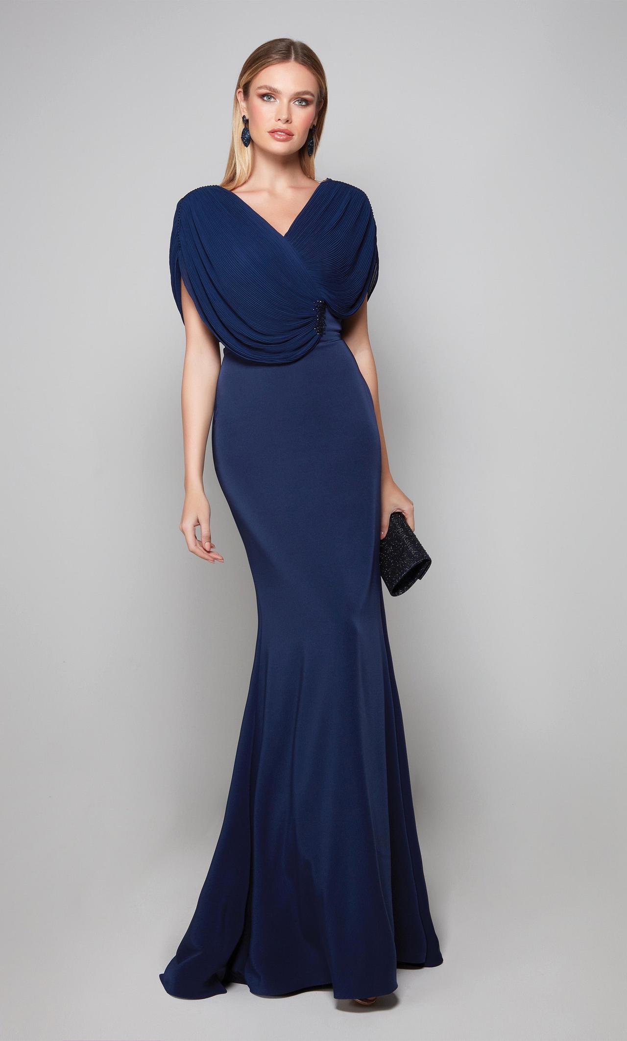 acessórios minimalistas vestido azul marinho
