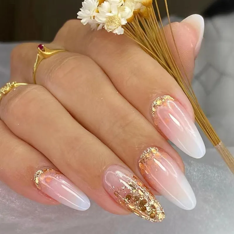 Unhas amendoadas decoradas