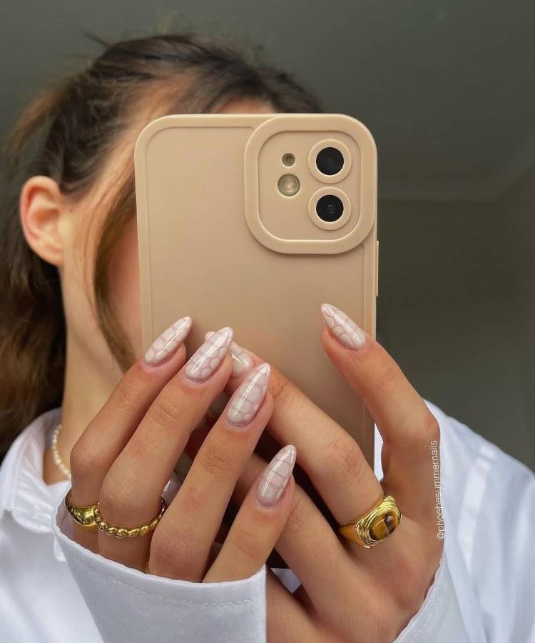 Unhas amendoadas curtas