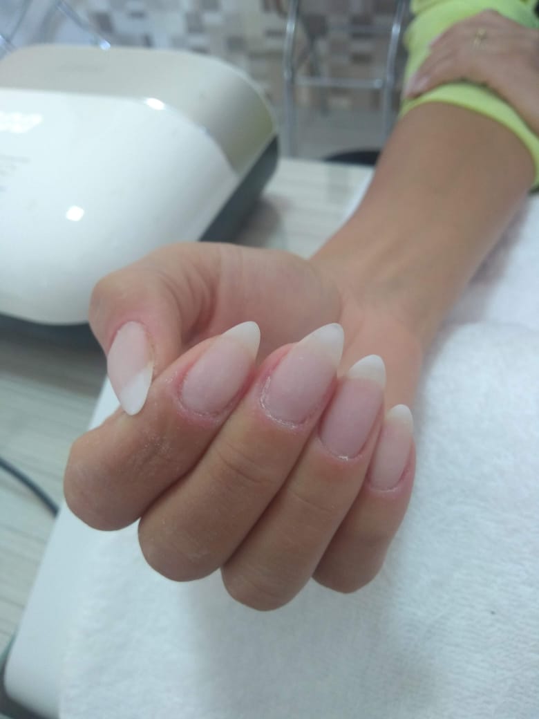 Unhas amendoadas cromadas