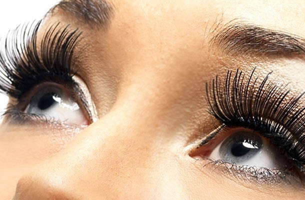 1. O que é o Volume 3D nos Cílios? Entenda a Técnica.
2. Volume 3D vs. Fio a Fio: Qual a Melhor Escolha para Você?
3. Durabilidade e Cuidados Essenciais para sua Extensão de Cílios 3D.
4. Contraindicações do Alongamento de Cílios 3D: Quem Deve Evitar?
5. Como Escolher a Lash Designer Ideal para seu Volume 3D.