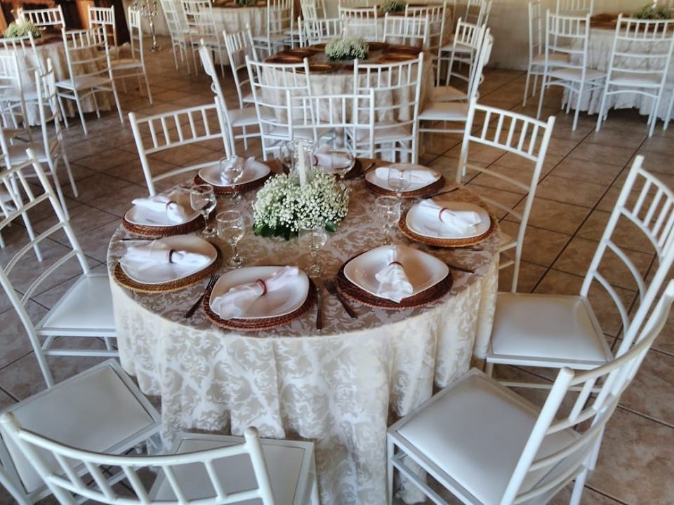 aluguel de mesas e cadeiras para evento corporativo