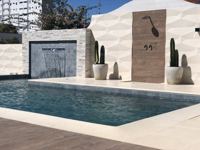 Área de lazer com piscina e churrasqueira