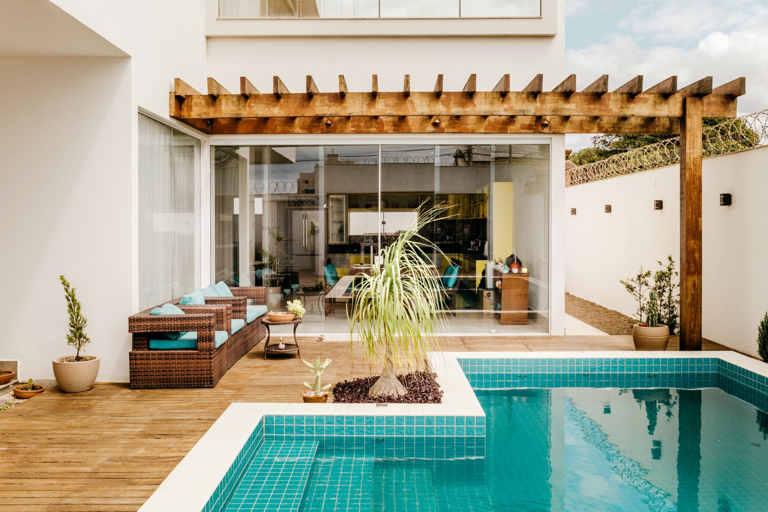 Como decorar área externa com piscina