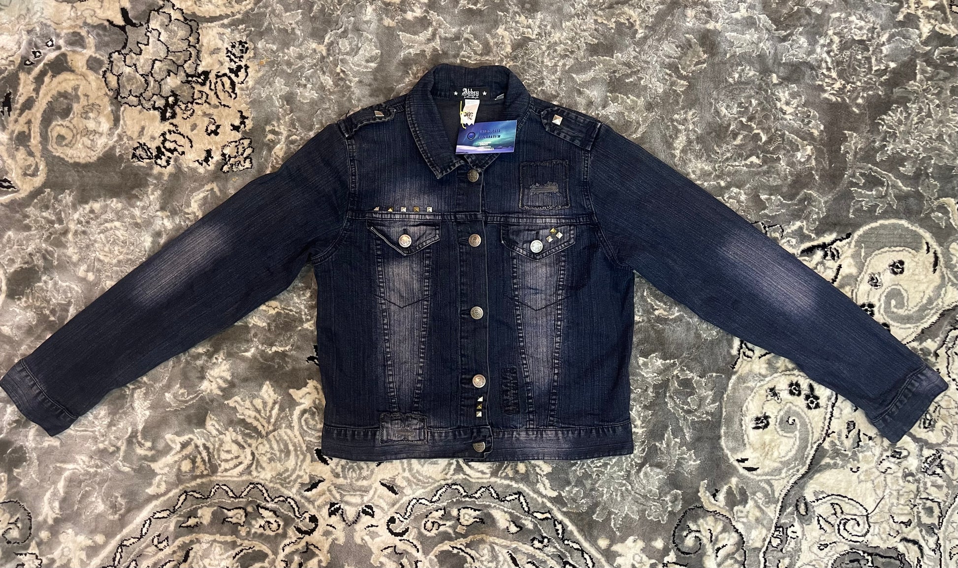 Além do Jeans: Outras Peças Icônicas da Linha Abbey Dawn para Colecionadores