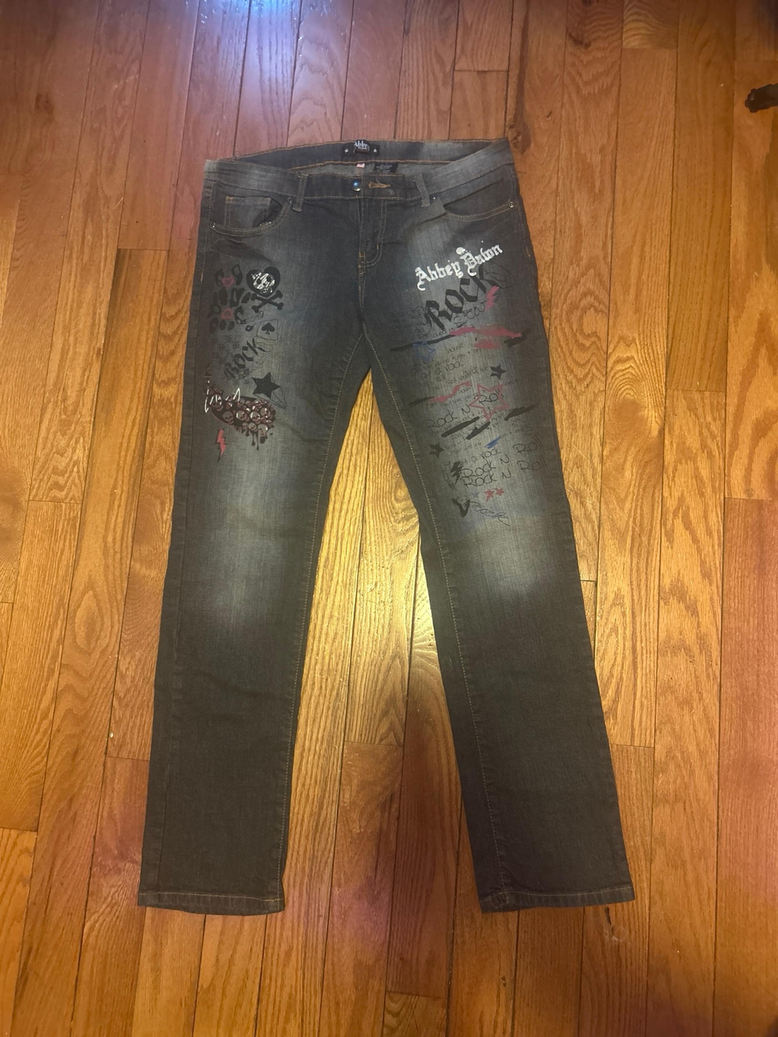 Abbey Dawn: A Influência da Marca de Avril Lavigne na Moda Emo dos Anos 2000