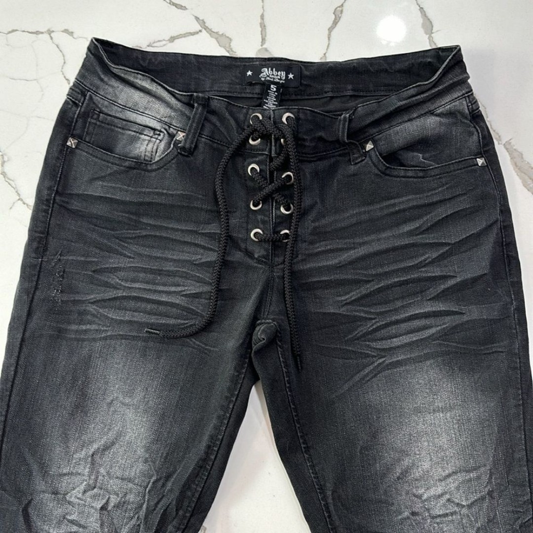 Além do Jeans: Outras Peças Icônicas da Linha Abbey Dawn para Colecionadores