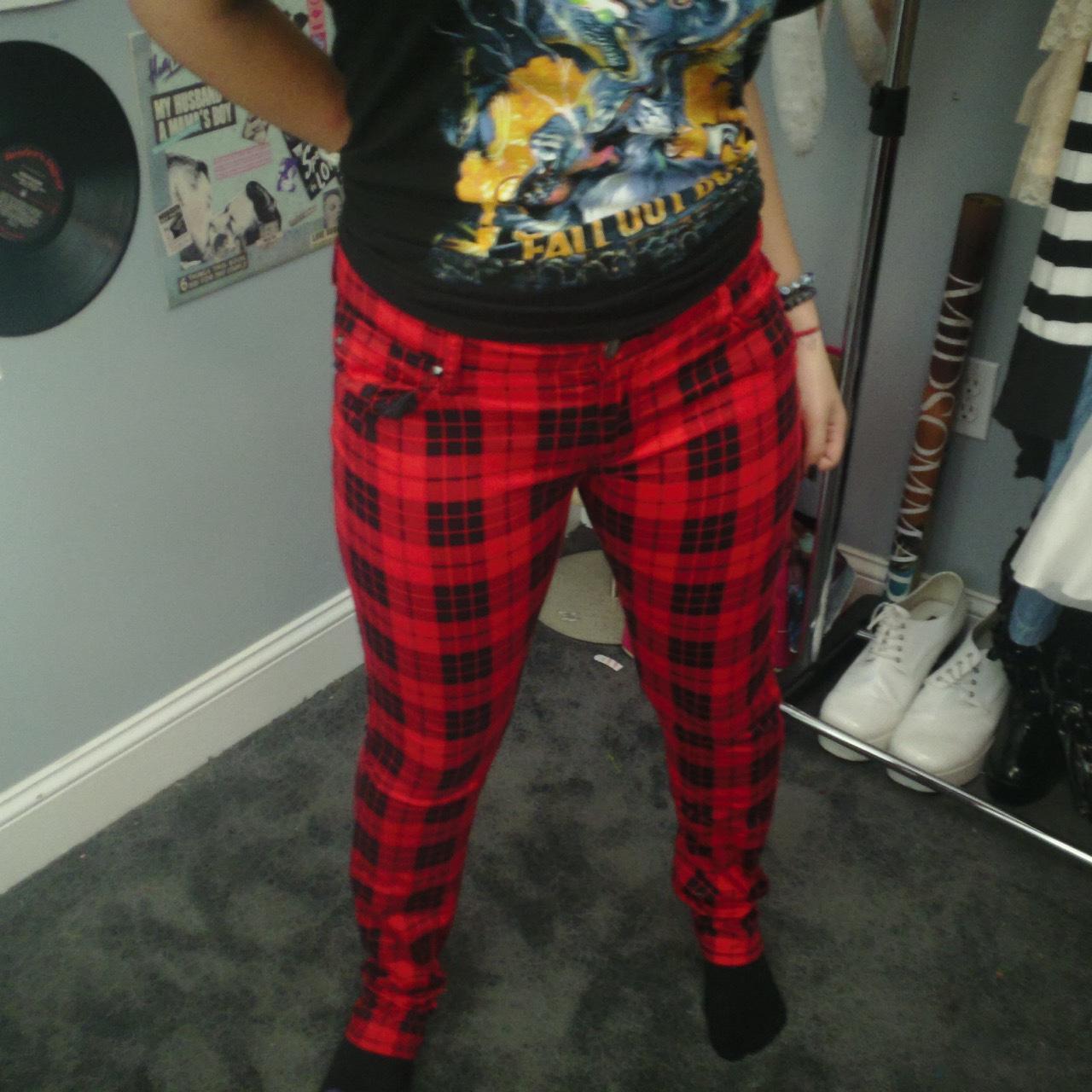 DIY Punk Rock: Personalizando Suas Roupas no Estilo Abbey Dawn