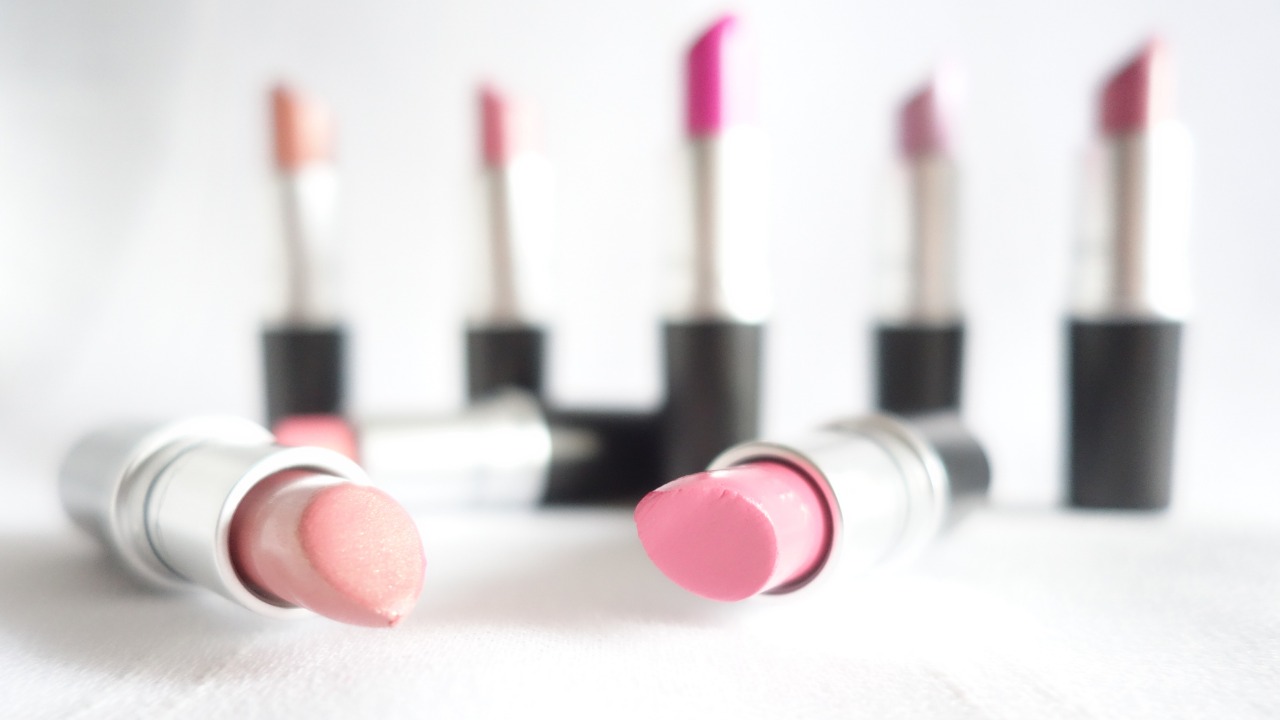 Maquiagem com batom rosado: dicas para looks do dia e da noite