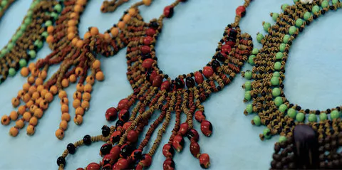 Como Identificar e Aplicar as Tendências de Acessórios 2025/2026 no seu Negócio