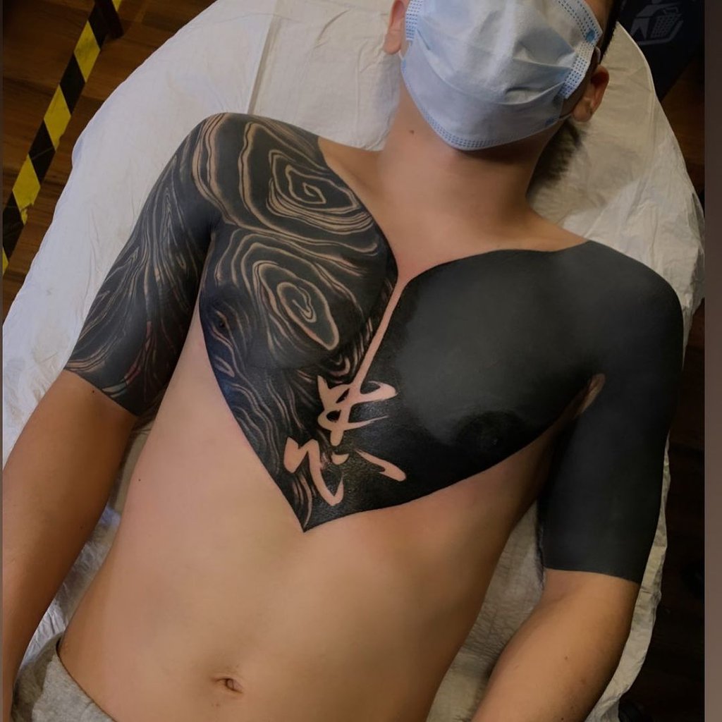 Inspirações de Blackout Tattoo: De Mandalas a Celebridades como MGK