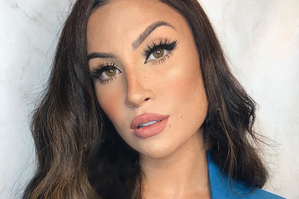 Máscara de Sobrancelhas Boca Rosa: O Toque Final para um Olhar Moderno