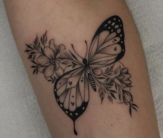 tatuagem borboleta com flores aquarela