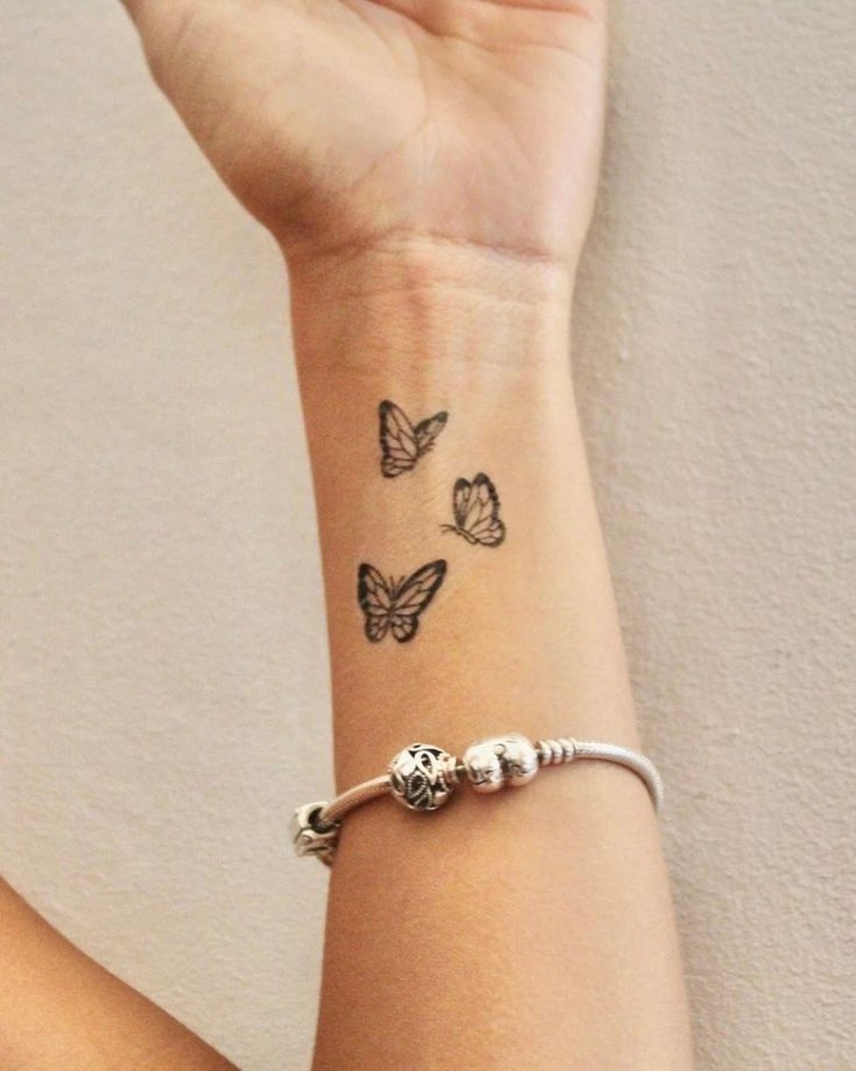tatuagem borboleta minimalista no tornozelo