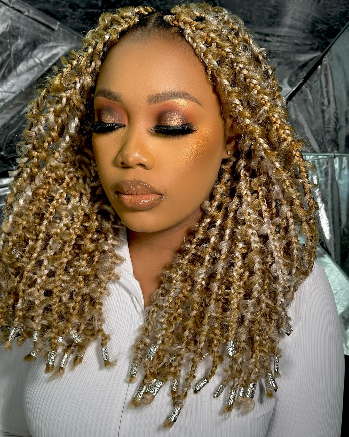 Guia Completo: Como Fazer Box Braids em Casa Passo a Passo; Box Braids: Qual o Melhor Material e Como Escolher a Extensão Ideal; Manutenção de Box Braids: Dicas Essenciais para Durabilidade e Saúde Capilar; Box Braids e Seus Estilos: Knotless