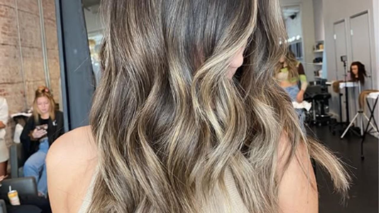 5 ideias de títulos:
1. Bronde: A Cor Que Está Dominando 2025/2026
2. Como Conseguir o Cabelo Bronde Perfeito em Casa
3. Bronde vs. Ombré: Qual a Diferença?
4. Manutenção do Cabelo Bronde: Dicas Essenciais
5. Celebridades Que Usam Bronde e Inspiram a Tendência