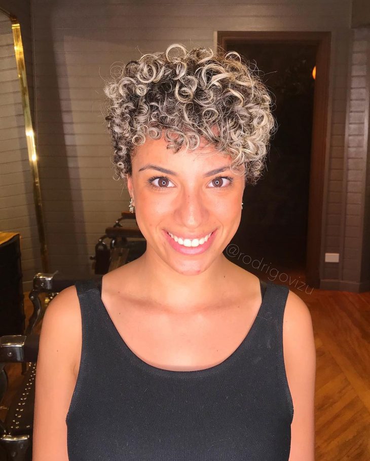 quanto custa fazer luzes em cabelo cacheado curto