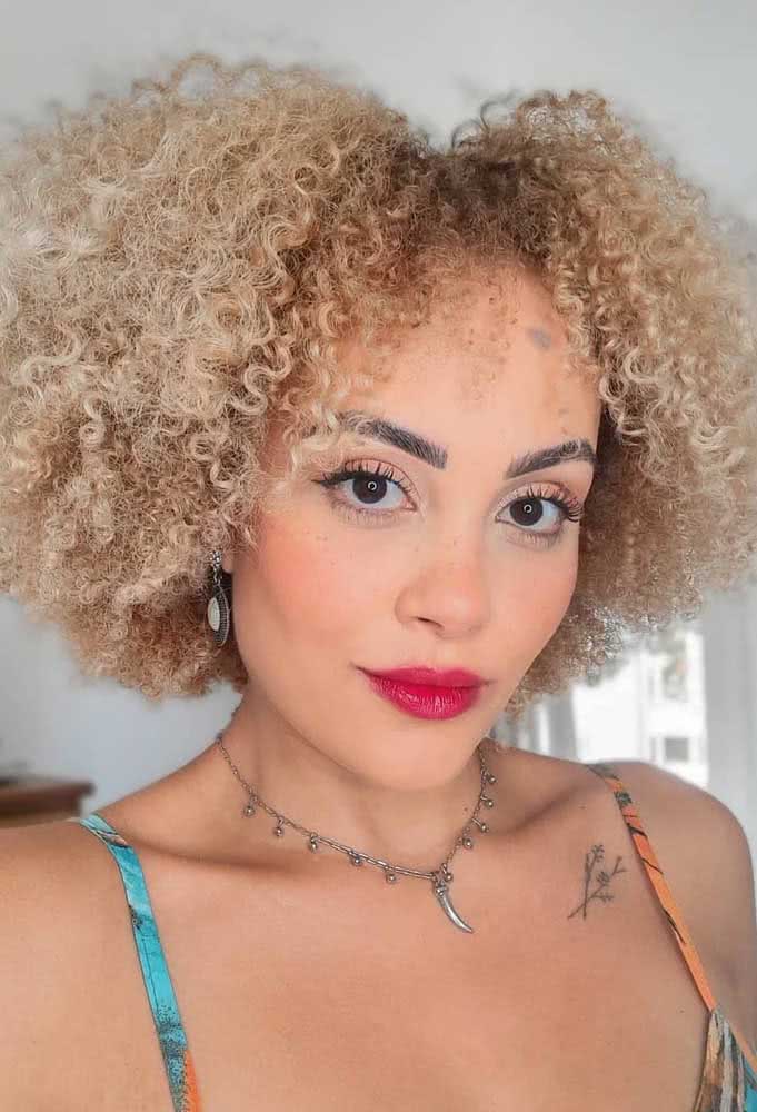 luzes mel em cabelo cacheado curto corte long bob