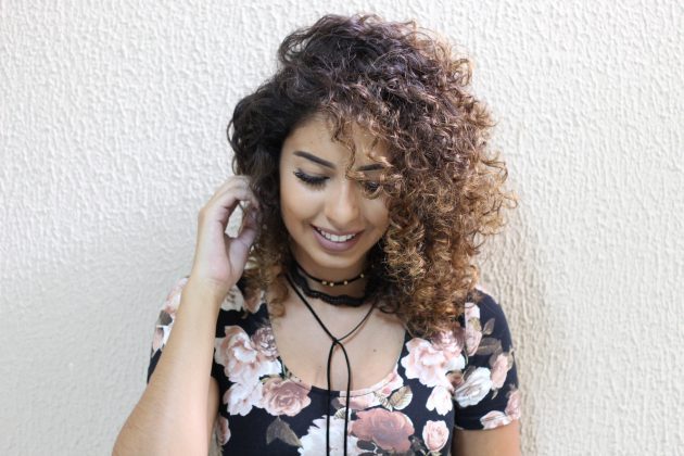 cabelo cacheado curto com luzes fotos inspiradoras