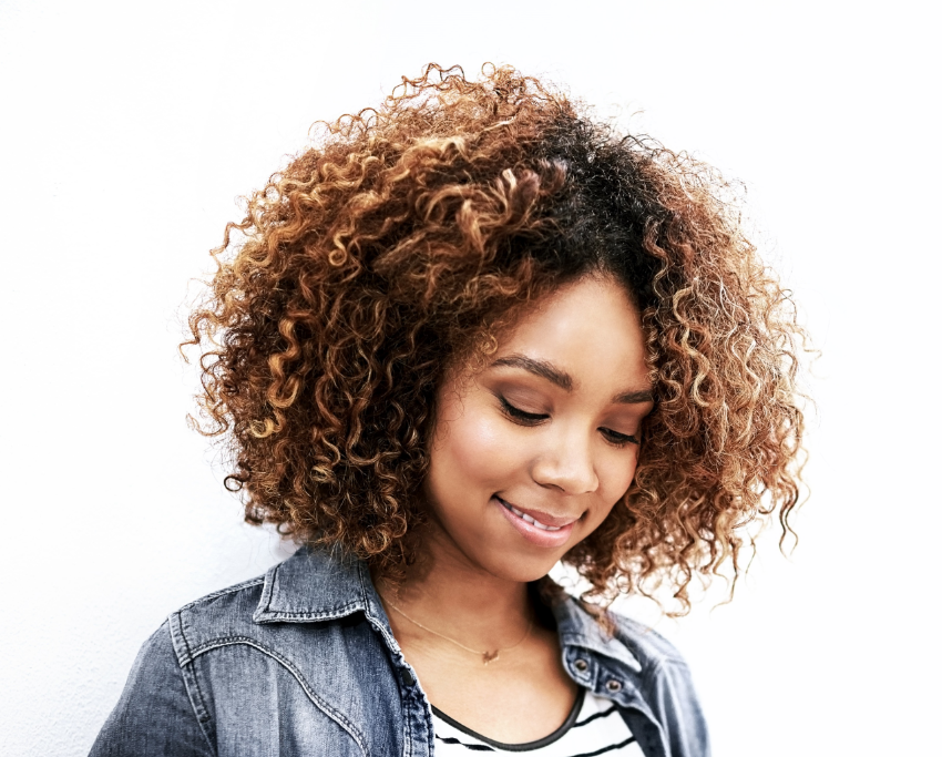 cabelo cacheado curto com luzes ressecado como tratar