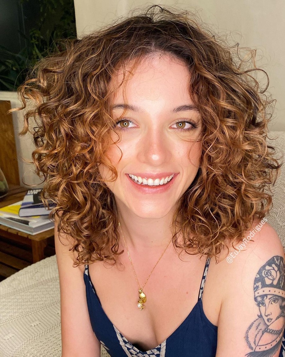 erros comuns ao fazer luzes mel em cabelo cacheado