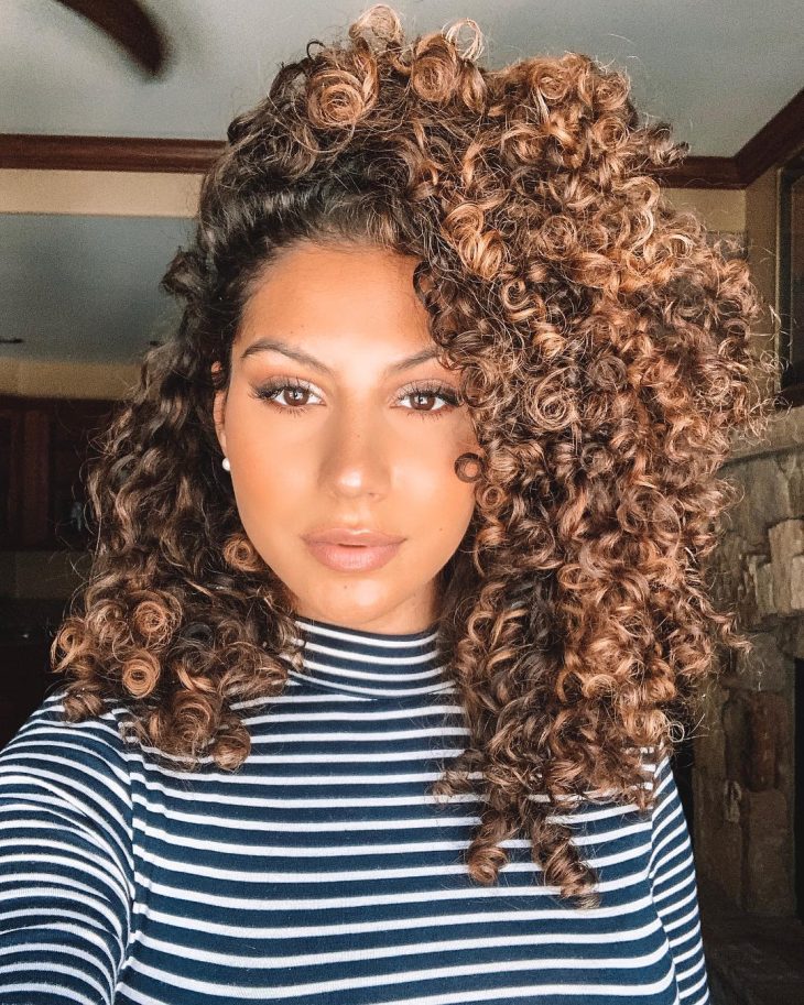 cabelo cacheado curto com luzes mel