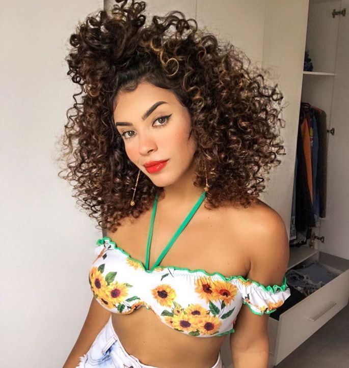 inspiração cabelo cacheado curto com luzes mel