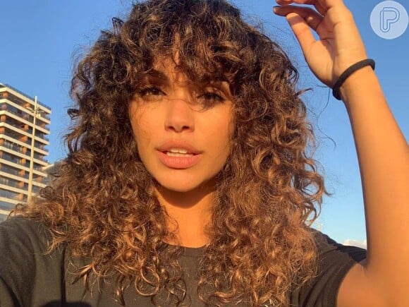 Cabelo Cacheado Em Camadas Médio