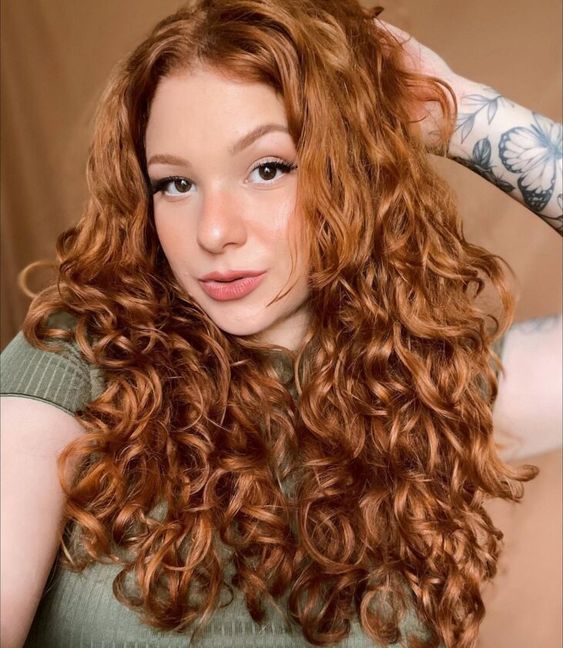 Marsala ou Borgonha: Qual o Melhor Ruivo Escuro para Cabelos Cacheados?; Rotina de Cuidados Essenciais para Cabelos Cacheados Ruivos Escuros; Inspirações de Cabelo Cacheado Ruivo Escuro para Todos os Tons de Pele