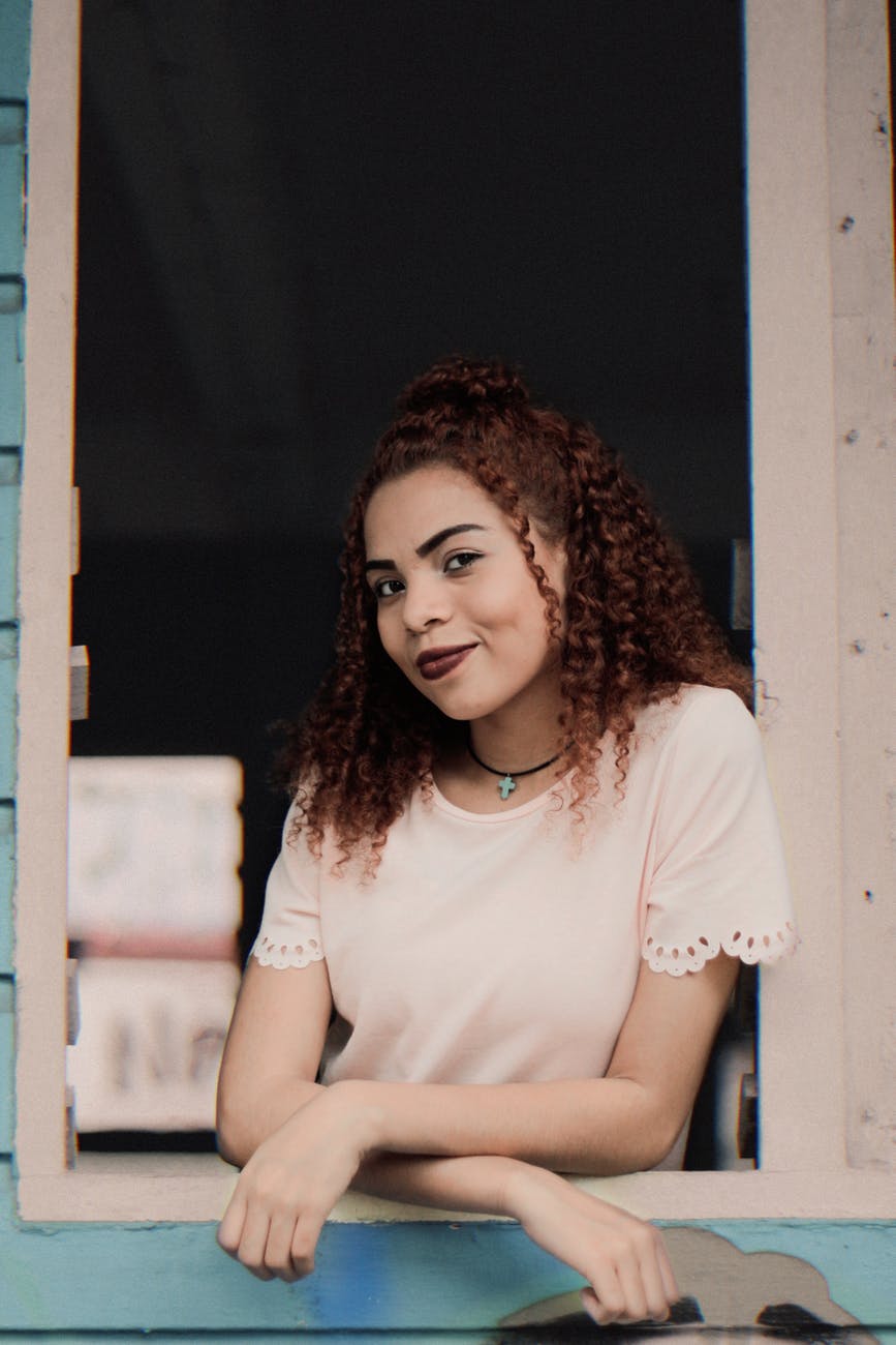 Marsala ou Borgonha: Qual o Melhor Ruivo Escuro para Cabelos Cacheados?; Rotina de Cuidados Essenciais para Cabelos Cacheados Ruivos Escuros; Inspirações de Cabelo Cacheado Ruivo Escuro para Todos os Tons de Pele