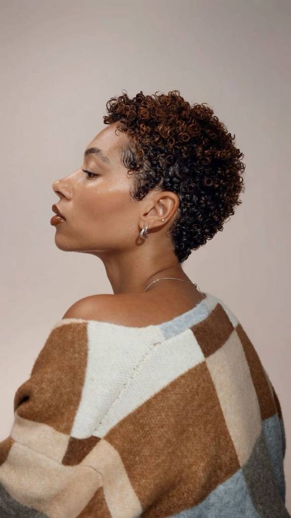 micro bob cacheado feminino