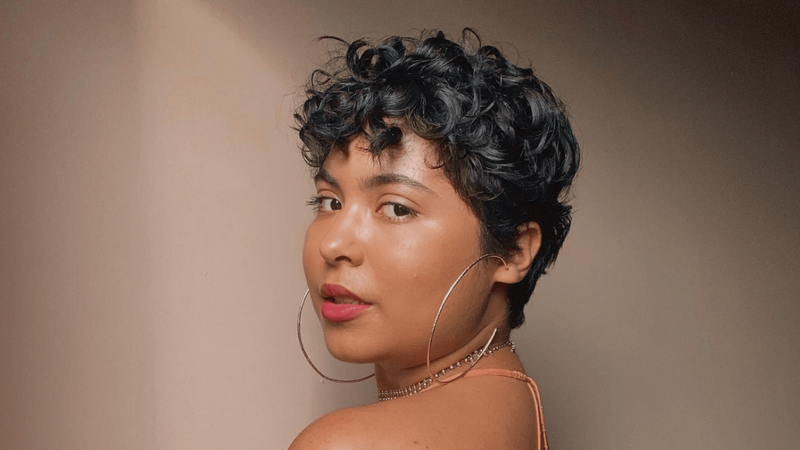 como estilizar corte pixie cacheado