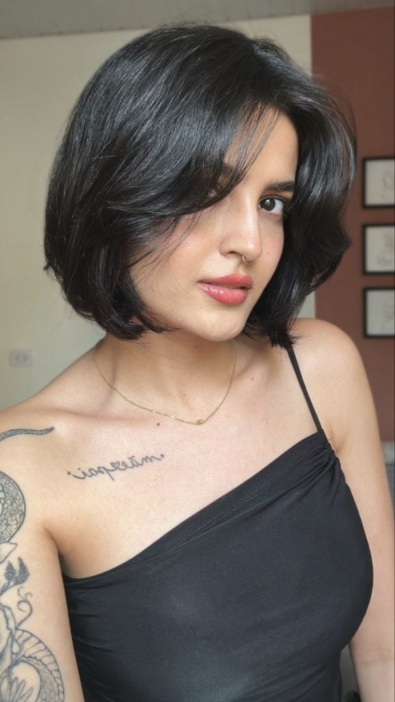 cabelo curto liso com franja