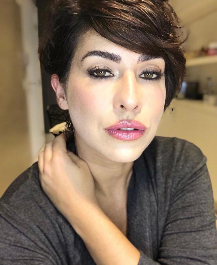 fotos de cabelo curto liso com franja para inspirar