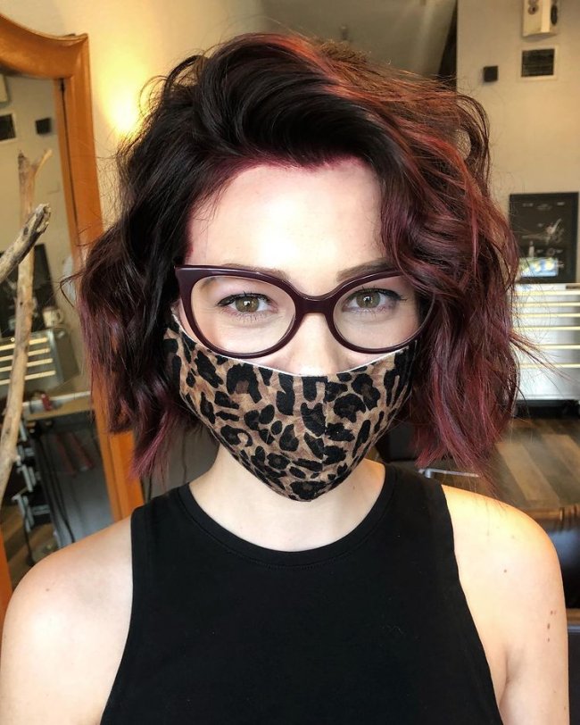 cabelo curto liso com franja