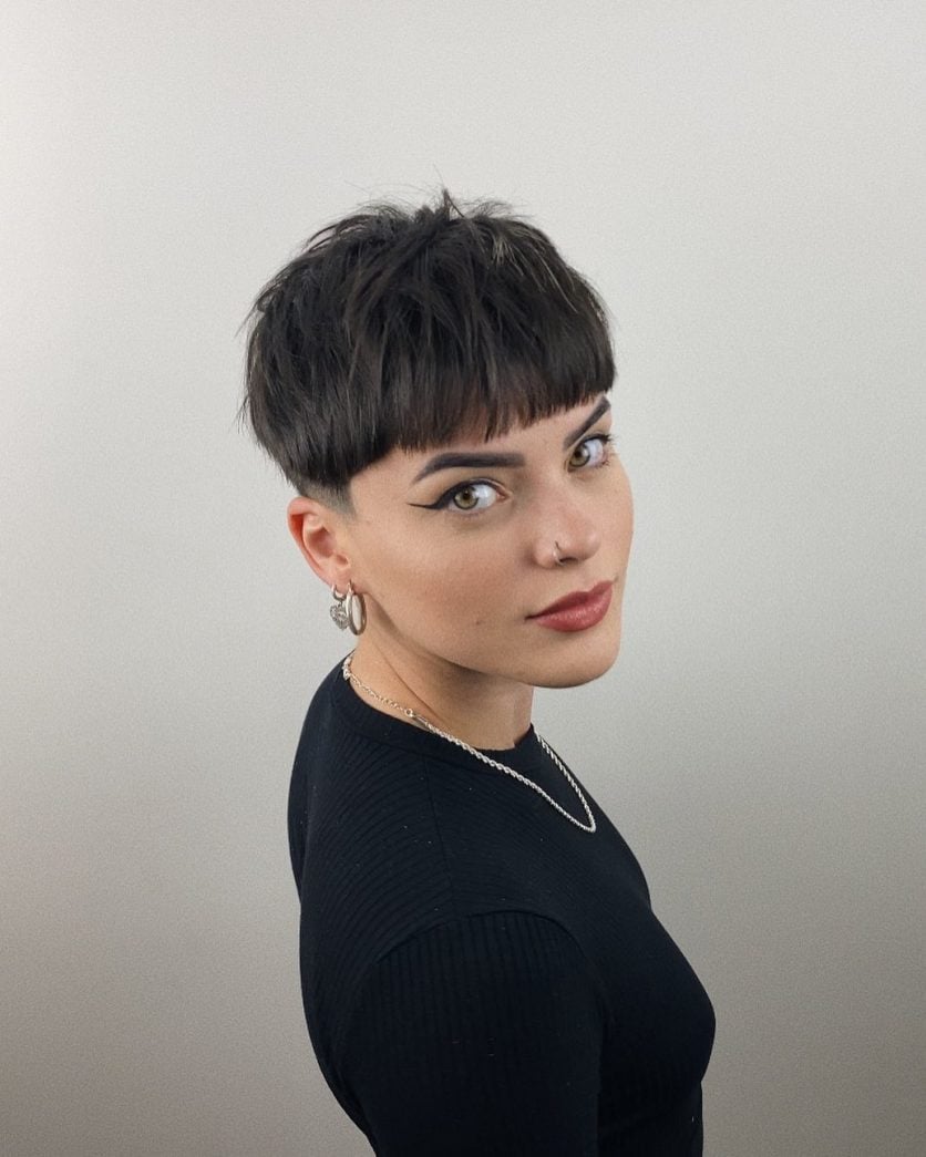 cabelo curto liso com franja vs cabelo curto repicado com franja