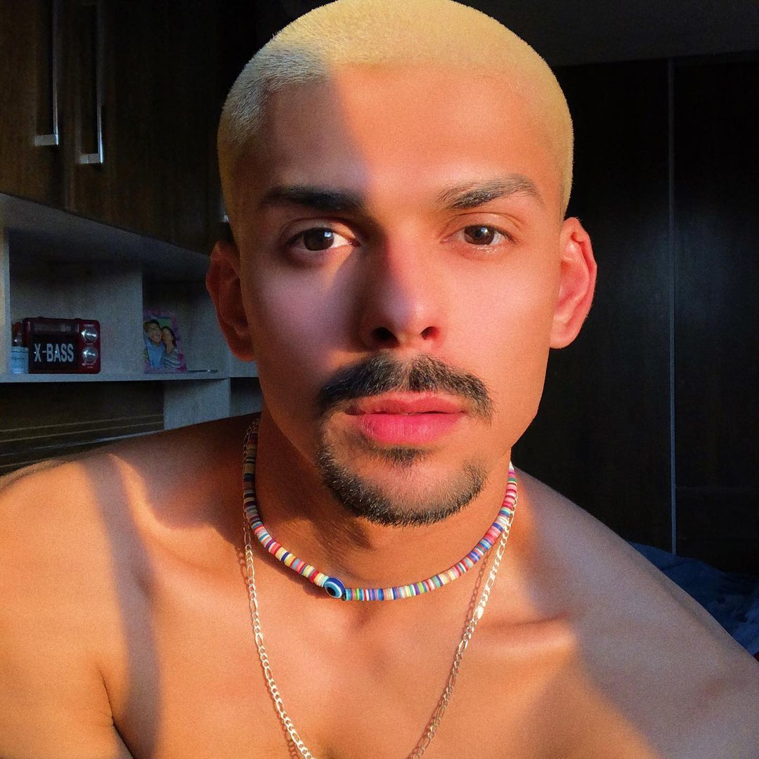 Cabelo platinado masculino