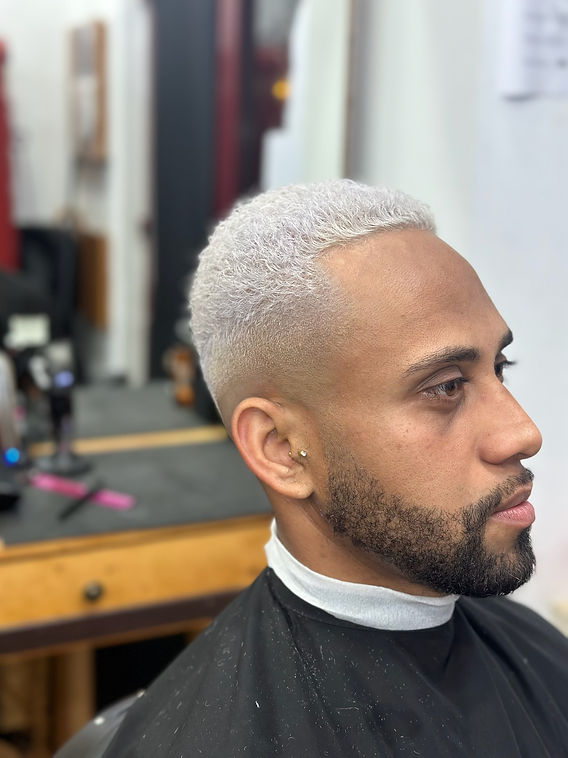 Cabelo descolorido masculino com degradê