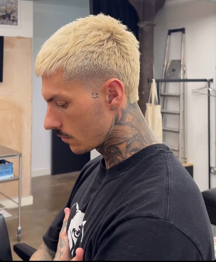 Cabelo descolorido masculino cores fantasia