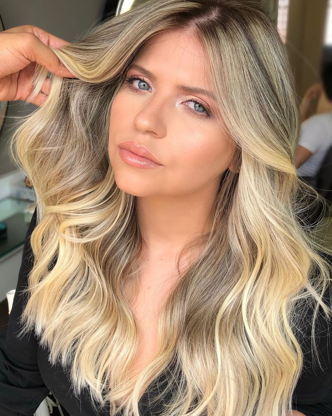 5 ideias de títulos:
1. Loiro Nude: O Guia Completo da Tendência que Transforma seu Visual.
2. Como Conseguir o Loiro Nude Perfeito: Dicas de Profissionais.
3. Loiro Nude: A Cor Versátil que Combina com Todos os Tons de Pele.
4. Manutenção do Loiro Nude: Cuidados Essenciais para uma Cor Duradoura.
5. Desvendando o Loiro Nude: Da Técnica às Variações Mais Desejadas.