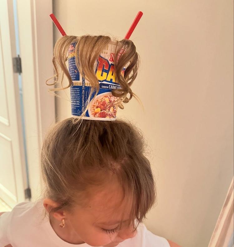 spray colorido ou tinta temporária para cabelo maluco